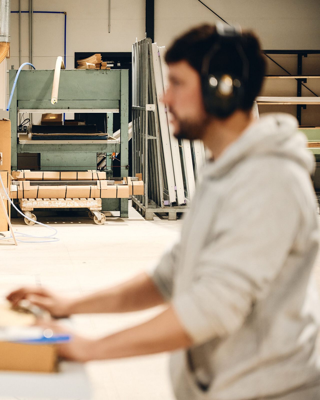 Ein Handwerker arbeitet an einer Holzbearbeitungsmaschine in der Möbelwerkstatt.